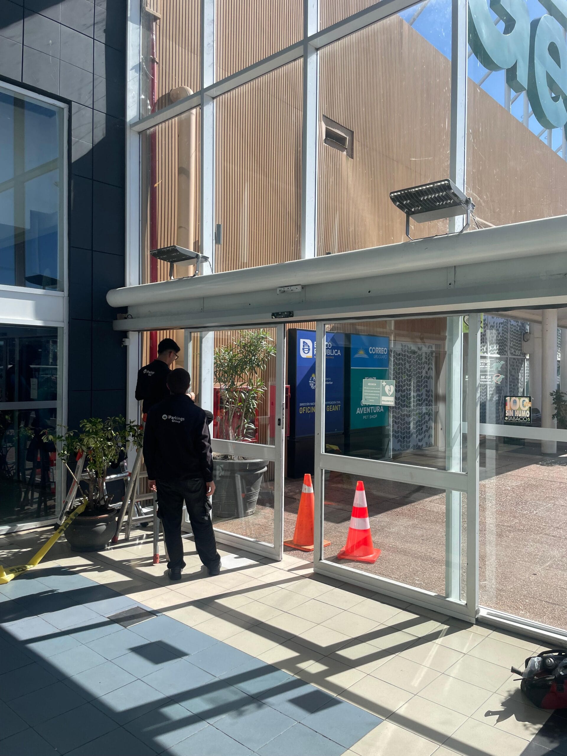 Puerta Automática DITEC de iParkings en Geant